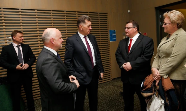 „Verslas 2016“ konferencija. Iš kairės: Rolandas Barysas, „Verslo žinių“ vyriausiasis redaktorius, Algirdas Butkevičius, premjeras, ir Linas Linkevičius, užsienio reikalų ministras. Vladimiro Ivanovo (VŽ) nuotr.