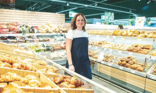 Lina Muižienė, „Iki“ prekybos tinklo valdymo direktorė: „Į atnaujinimą investavome 550.000 Eur, bet iš esmės didžiausią vertę kuria ne įsigyti nauji šaldytuvai ar technologiniai sprendimai, o pačios koncepcijos atnaujinimas, kitoks pirkėjo kelio konstravimas, kitaip išdėstytos prekės, pakoreguotas asortimentas.“ Juditos Grigelytės (VŽ) nuotr.