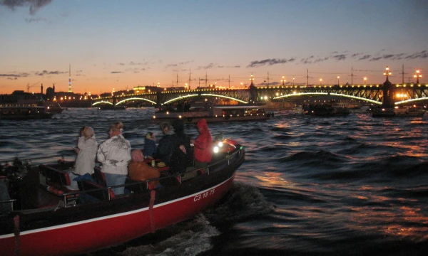 Rusija, Sankt Peterburgas. Žmonės stebi tiltų pakėlimą. Juditos Grigelytės (VŽ) nuotr.