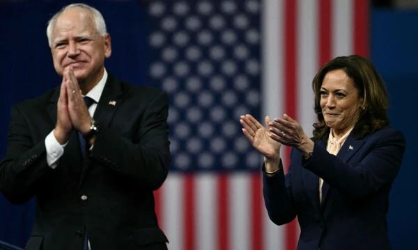 Timas Walzas, JAV kandidatas į viceprezidentus, ir Kamala Harris, demokratų kandidatė į prezidentus. Brendano Smialovski (AFP /„Scanpix“) nuotr.