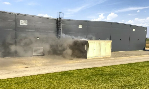 Ugnis visiškai suniokojo greta gamyklos stovėjusią elektros transformatorinę, iš kurios elektros energija buvo tiekiama gamybiniams įrengimams. Bendrovės nuotr.

