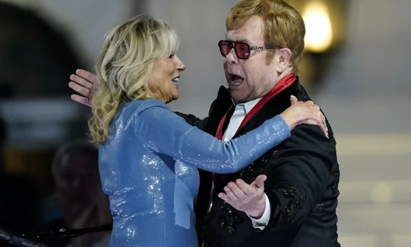 Eltonas Johnas ir pirmoji JAV ponia Jill Biden. Susanos Walsh (AP / „Scanpix“) nuotr.