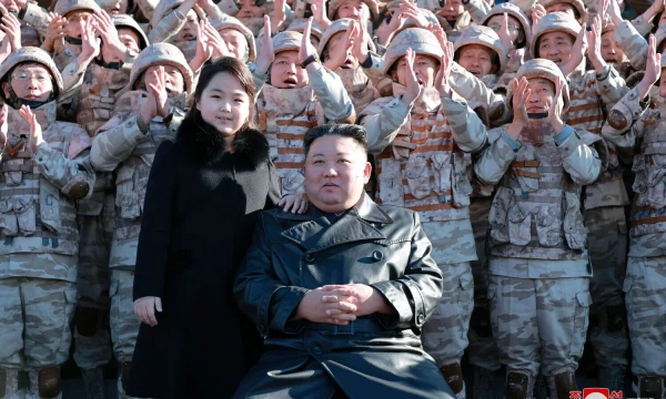 Šiaurės Korėjos lyderis Kim Jong Unas ir jo duktė paleidžiant naująją tarpžemyninę balistinę raketą (ICBM) „Hwasong-17“. 2022 m. lapkričio 27 d. (KCNA / „Reuters“ / „Scanpix“) nuotr.