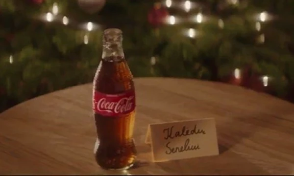 Stop kadras iš „Coca–Cola“ klipo.
