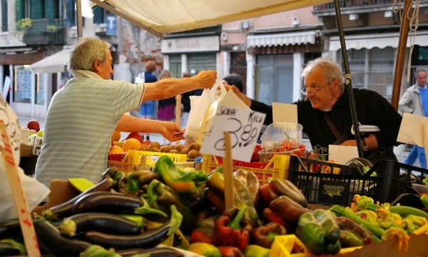 Gatvės turgelis Venecijoje. Beatričės Laurinavičienės (VŽ) nuotr.
