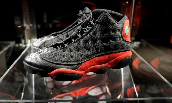 Michaelo Jordano avėti sportbačiai parduoti už 2,2 mln. USD. Timothy A. Clary (AFP / „Scanpix“) nuotr.