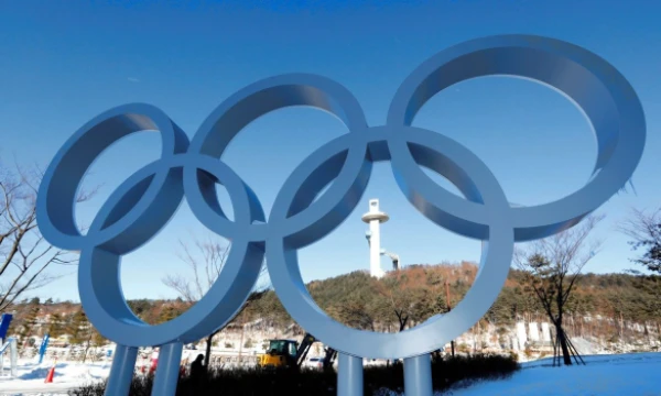 Olimpiniai žiedai jau kurį laiką puošia žiemos olimpiadai besirengiantį Pjongčangą Pietų Korėjoje. Fabrizio Bensch ("Reuters") nuotr.  
