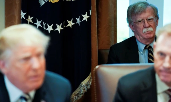 Johnas Boltonas, Baltųjų rūmų nacionalinio saugumo patarėjas, ir Donaldas Trumpas, JAV prezidentas. Jonathano Ernsto („Reuters“ / „Scanpix“) nuotr.