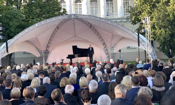 Priėmimas Prezidentūros rūmų kieme. VŽ nuotr.