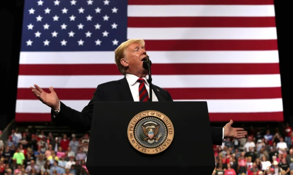 Trumpo reitingai yra žemiausi nei bet kurio kito prezidento per dešimtmečius. Mike‘o Segaro („Reuters“ / „Scanpix“) nuotr.