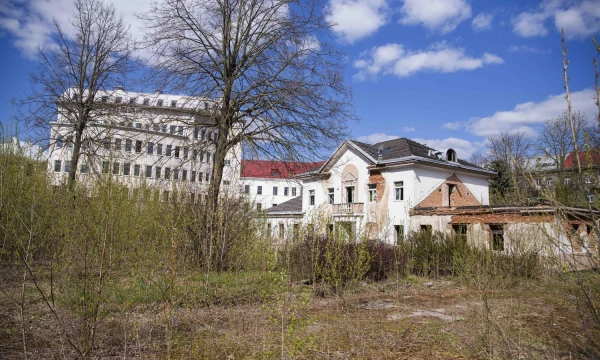 2017-05-03. Buvusiam „Snoro“ akcininkui Raimondui Baranauskui ir jo žmonai Sigitai priklausęs namas Algirdo gatvėje, Vilniuje. Irmanto Gelūno („15min“) nuotr.