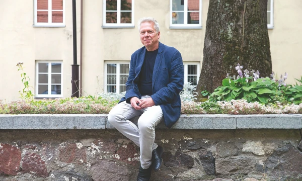 „Ne viską gyvenime reikia matuoti pinigais ar sveiku protu. Kartais jausmai ir prisiminimai nuveda kitu keliu“, – sako festivalį „Lituanika“ sumanęs prikelti verslininkas Algimantas Miknevičius. Juditos Grigelytės (VŽ) nuotr.