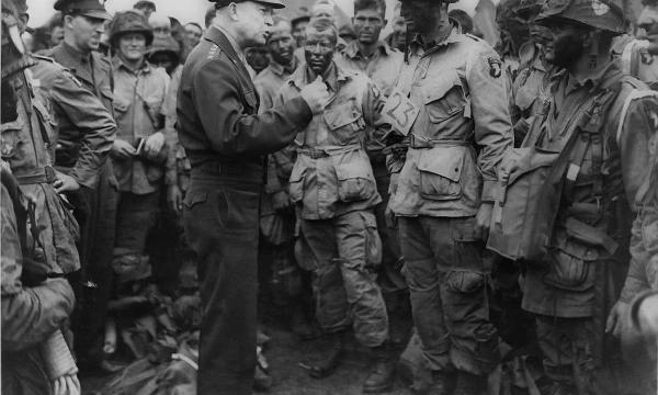 Antrojo pasaulinio karo metu generolas Dwightas Eisenhoweris vadovavo Šiaurės Afrikos, Sicilijos ir Italijos mūšiuose. 1943 m. gruodžio mėnesį prezidentas Franklinas Rooseveltas paskyrė jį vyriausiuoju sąjungininkų vadu. Eizenhaueris suplanavo sąjungininkų išsilaipinimą Normandijoje, bet pats jam nevadovavo. „Wikimedia“ nuotr. 
