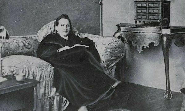 Rašytoja Gertrude Stein (1874–1946) savo bute Paryžiuje. „Wide World Photos“, šaltinis – JAV Kongreso biblioteka.