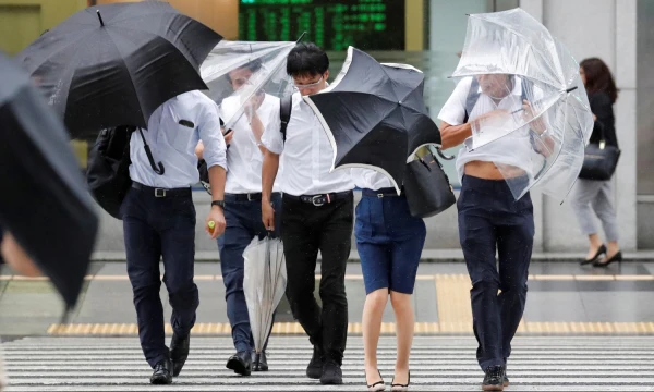 Passersby using umbrellas struggle against strong wind and rain caused by Typhoon Jebi, in Tokyo, Japan,  September 4, 2018.   REUTERS/Toru Hanai