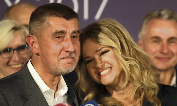 Čekijos rinkimų laimėtojas Andrejus Babišas su žmona Monika. Davido W Cerny (Reuters / Scanpix) nuotr.