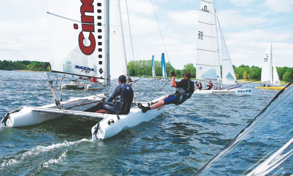 Jeigu žmogus pirmą kartą plaukdamas katamaranu per daug neišsigąsta ir pajunta malonumą, tikrai norės pakartoti.  Agnės Juršytės nuotr. 