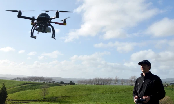 Didžiausios ir galingiausios skraidyklės geba skraidinti ir trąšų ar vandens talpyklas. Naomi Tajitsu („Reuters“ / „Scanpix“) nuotr.