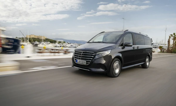 Vidaus degimo varikliais varomi V klasės vienatūriai pirmą kartą papuošti ant kapoto iškelta „Mercedes“ žvaigžde. „Mercedes-Benz AG“ nuotr.