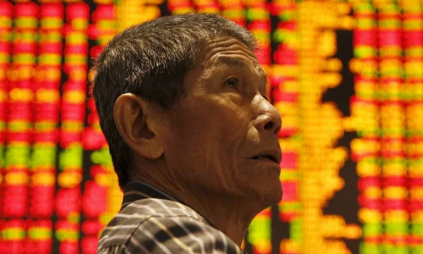An investor monitors share market prices in Kuala Lumpur, Malaysia, August 25, 2015. Most Southeast Asian stock markets rebounded on Tuesday, helped by bargain hunting and share buyback plans of some companies, with Indonesian benchmark recovering from over 1-1/2-year low on Monday, but concerns over China's economy limited further gains. Indexes of Malaysia and Vietnam both rebounded from an early slide to new multi-year lows. The Philippines' benchmark stock index was a tad 0.09 percent lower after touching a 16-month low in early trading.  REUTERS/Olivia Harris. 