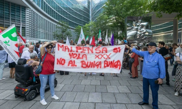 Protestuotojai prieš Silvio Berlusconi pavadinimą. Milanas, 2014 m. liepos 15 d. Stefano Porta („ZUMA Press“ / „Scanpix“) nuotr.