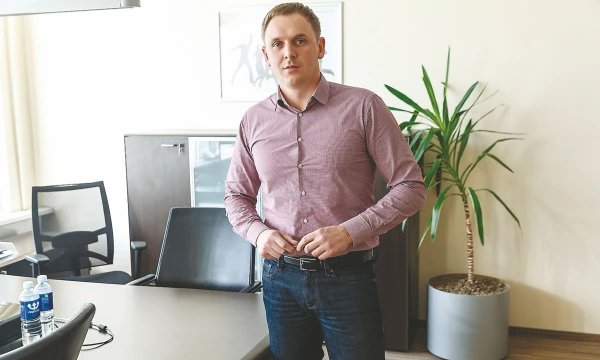 Jevgenijus Vasiljevas, UAB „Baltijos liftai“ generalinis direktorius, sako, kad  kiekvienas lifto montavimo etapas užtrunka nuo 6 iki 29 val., ilgiausiai trunka montuoti šachtos duris.  Vladimitro Ivanovo (VŽ) nuotr.