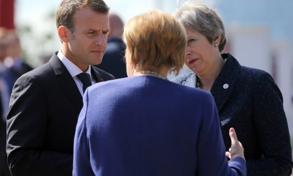 Theresa May, JK premjerė, su Angela Merkel, Vokietijos kanclere, bei Emmanueliu Macronu, Prancūzijos vadovu. Stojano Nenovo („Reuters“ / „Scanpix“) nuotr.