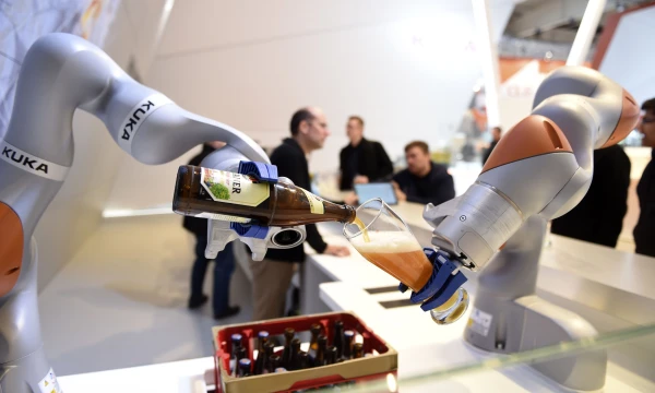 Kinų planai įsigyti Vokietijos robotų gamintoją „Kuka AG“ sukėlė aštrių diskusijų, į kurias įsitraukė ir vyriausybė. „Reuters“ / „Scanpix“ nuotr.