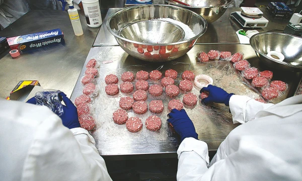„Impossible Foods“ savo fabrike įdarbino net administracijos darbuotojus, nes nebespėja tvarkytis su sparčiai augančiu užsakymų kiekiu. Becko Diefenbacho („Reuters“ / „Scanpix“) nuotr.