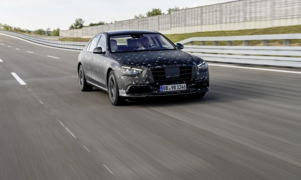 Kaip įprasta, naujas S klasės „Mercedes-Benz“ turės ne vieną technologinę naujovę. „Daimler AG“ nuotr.