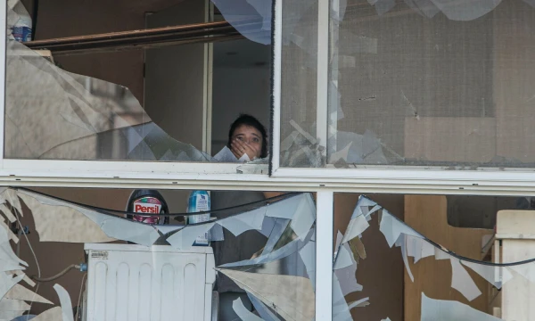 Moteris subombarduotame pastate Izraelyje („Chine nouvelle“ / SIPA / AFP) nuotr.