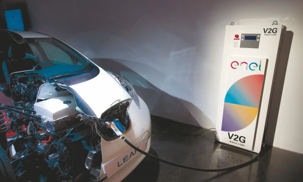 „Nissan“ drauge su partneriu „Enel“ pastatys kelis šimtus automobilio įkrovos ir iškrovos stotelių, leisiančių parduoti sukauptą energiją. Gamintojo nuotr.