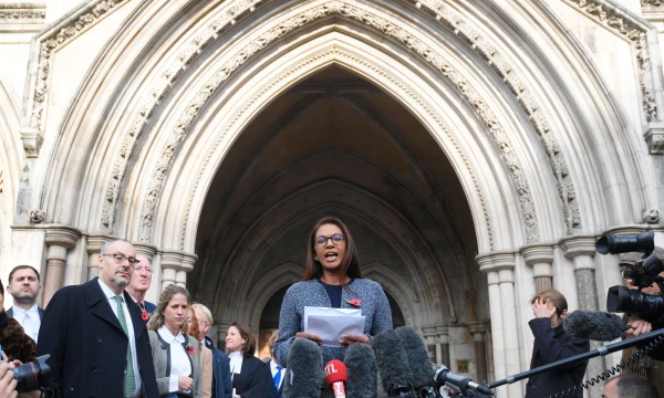 Gina Miller, ieškinio Anglijos teismui iniciatorė, tikisi parlamentinių debatų dėl „Brexit“. Toby Melville’io („Reuters“ / „Scanpix“) nuotr.