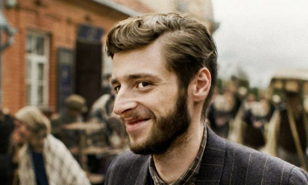 Kadras iš filmo „Poetas“.