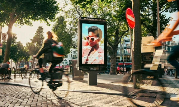 Šiandien skaitmeninės lauko reklamos technologijos leidžia reklamas transliuoti panaudojant realius duomenis, pavyzdžiui, pritaikant jas prie oro sąlygų. JCDecaux nuotr.