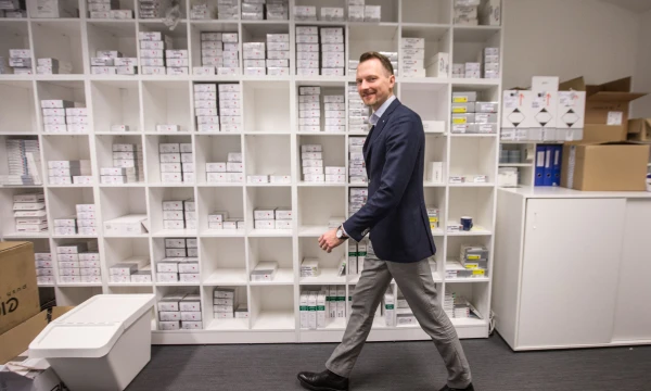 Giedrius Sprindys, bendrovės „Biomedika“ direktoriaus pavaduotojas pardavimams, neslepia, kad beveik du dešimtmečius įmonės pardavimų vadybininkai dirbo taip, kaip kas mokėjo ir šioje srityje nebuvo jokios struktūros bei tvarkos. Juditos Grigelytės (VŽ) nuotr.