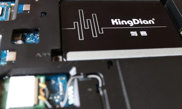 SSD diskas keistu pavadinimu „KingDian“ pribloškė greičiu. Liutauro Leščinsko nuotr.