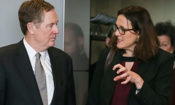 Robertas Lighthizeris, JAV atstovas prekybai ir Cecilia Malmstrom, Eurokomisarė prekybai. Stephanie Lecocq („Reuters“ / „Scanpix“) nuotr.