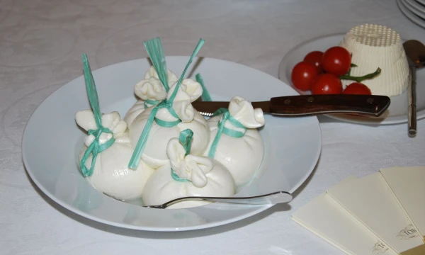 Iš buivolių pieno gaminama „Mozzarella di Bufala“ – tradicinis ir labai gardus Italijos Apulijos regiono sūris. 
Beatričės Laurinavičienės nuotr.    