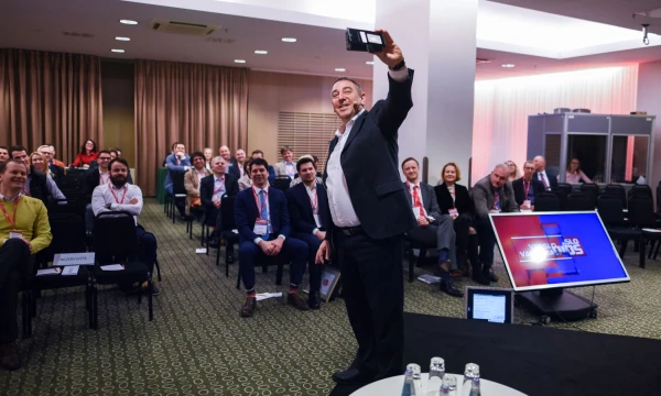 Talas Catranas, startuolių akceleratorių kūrėjas iš Izraelio: „Jūs esate labai mandagūs ir klausydami šypsotės, net jei norite nužudyti žmogų, su kuriuo kalbatės. Mes taip nedarome, mes aiškiai pasakome, kas kaip yra.“ Ryčio Galadausko (VŽ) nuotr. Talas Catranas, startuolių akceleratorių kūrėjas iš Izraelio: „Jūs esate labai mandagūs ir klausydami šypsotės, net jei norite nužudyti žmogų, su kuriuo kalbatės. Mes taip nedarome, mes aiškiai pasakome, kas kaip yra.“ Ryčio Galadausko (VŽ) nuotr.