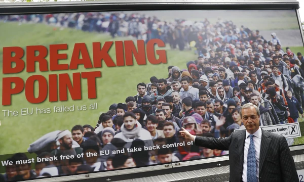Nigelio Farage'o partijos plakatas, agituojantis balsuoti prieš JK narystę ES, papiktino net ir pasitraukimo rėmėjus. Stefano Wermutho („Reuters“ / „Scanpix“) nuotr.