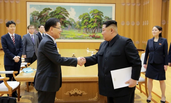 Kim Jong-unas (dešinėje) Pchenjane susitiko su Pietų Korėjos pareigūnų delegacija. KCNA / „Reuters“ / „Scanpix“ nuotr.