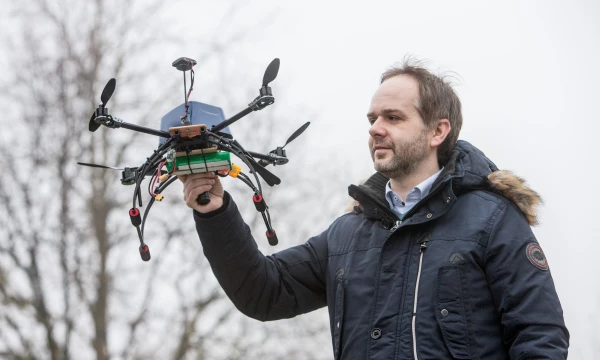 Mindaugas Eglinskas, IT UAB „Magma Solutions“ įkūrėjas ir vykdomasis direktorius: „Bepilotis veikia kaip sistemos dalis, keli jie gali vienas kitą papildyti, ir taip aptinkami objektai, kurių teritorijoje neturėtų būti.“
Juditos Grigelytės (VŽ) nuotr. Mindaugas Eglinskas, IT UAB „Magma Solutions“ įkūrėjas ir vykdomasis direktorius: „Bepilotis veikia kaip sistemos dalis, keli jie gali vienas kitą papildyti, ir taip aptinkami objektai, kurių teritorijoje neturėtų būti.“
Juditos Grigelytės (VŽ) nuotr.