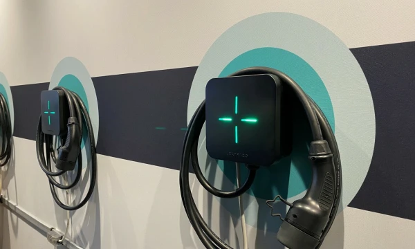Elektromobilių įkrovimo stotelės pristatomos Oslo parodoje. Victorios Klesty („Reuters“ / „Scanpix“) nuotr.