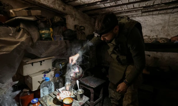 Ukrainos kariai ruošia maistą įsirengtame rūsyje Pokrovske. Serhijaus Nuzhnenko („Reuters“ / „Scanpix“) nuotr.