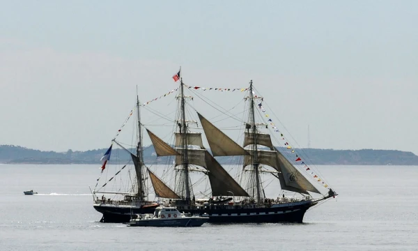 Laivas, kuriuo plaukia olimpinė ugnis. Louisaos Gouliamaki („Reuters“ / „Scanpix“) nuotr.