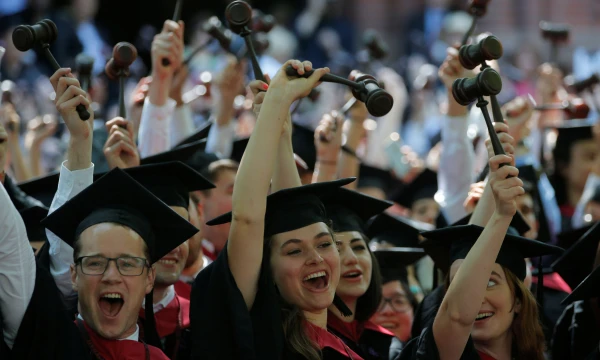Pasikeitusios paskolų išdavimo ir mokesčio už mokslus sąlygos neigiamai paveiktų JK aukštojo mokslo paklausą tarp ES studentų. 
„Reuters“ / „Scanpix“ nuotr.
