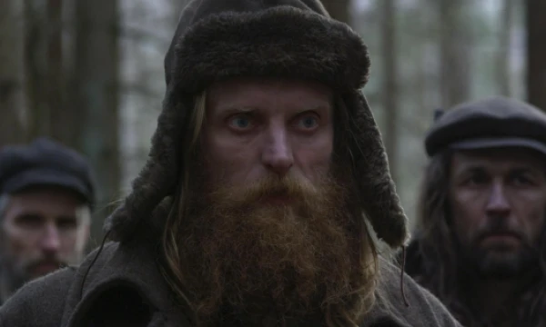 „Sutemų“ dialoguose pašnekovai nutaiso mąslią veido išraišką ir svajingą žvilgsnį. Studijos „Kinema“ nuotr.