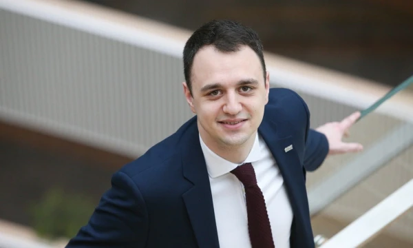 „Pastaraisiais metais tarptautinėje susijungimų ir įsigijimų rinkoje įmonių sandorių skaičius nuosekliai augo, šios tendencijos atsispindi ir Lietuvos rinkoje“, – sako Mantas Šnioka, UAB „KPMG Baltics“ konsultantas. Vladimiro Ivanovo (VŽ) nuotr.