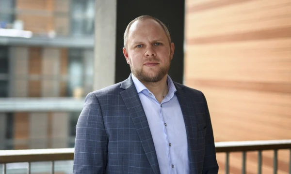 Marius Taparauskas, verslo valdymo paslaugų bendrovės „Mažeika ir partneriai“ tiekimo grandinės (TG) praktikos grupės vadovas: „Keičiantis verslo aplinkai, įmonės privalo reaguoti ir keisti strategijas, taip pat –  tiekimo grandinės strategiją.